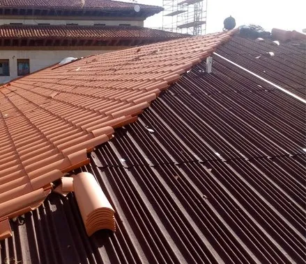 montaje de onduline bajo teja en lejona
